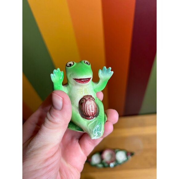 Vintage ceramic frogs on a lily pad salt and pepper shakers - small chips - Picture 9 of 10